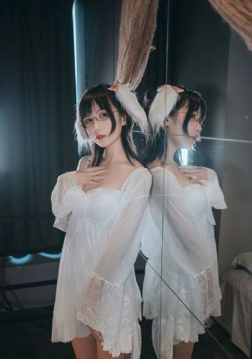 蒙上眼睛的女大学生