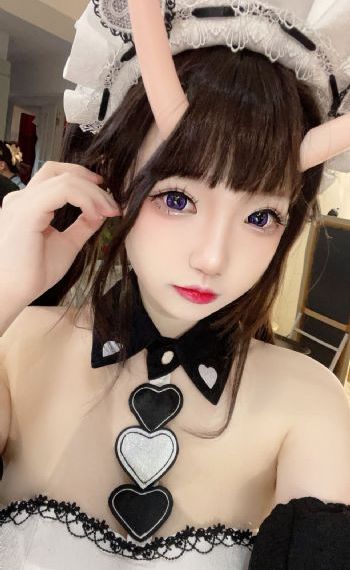 年轻的女教师在线