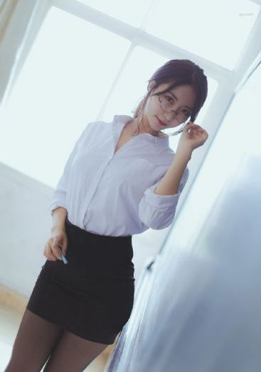 《年轻的女仆》在线观看